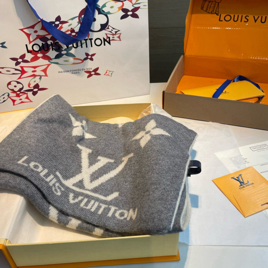 爆款上新 情侣款👍👍LV 独家牛货🐂 奢华尽在尺寸之间，高端品质‼️具有超高羊绒品质才会被此品牌青睐‼️