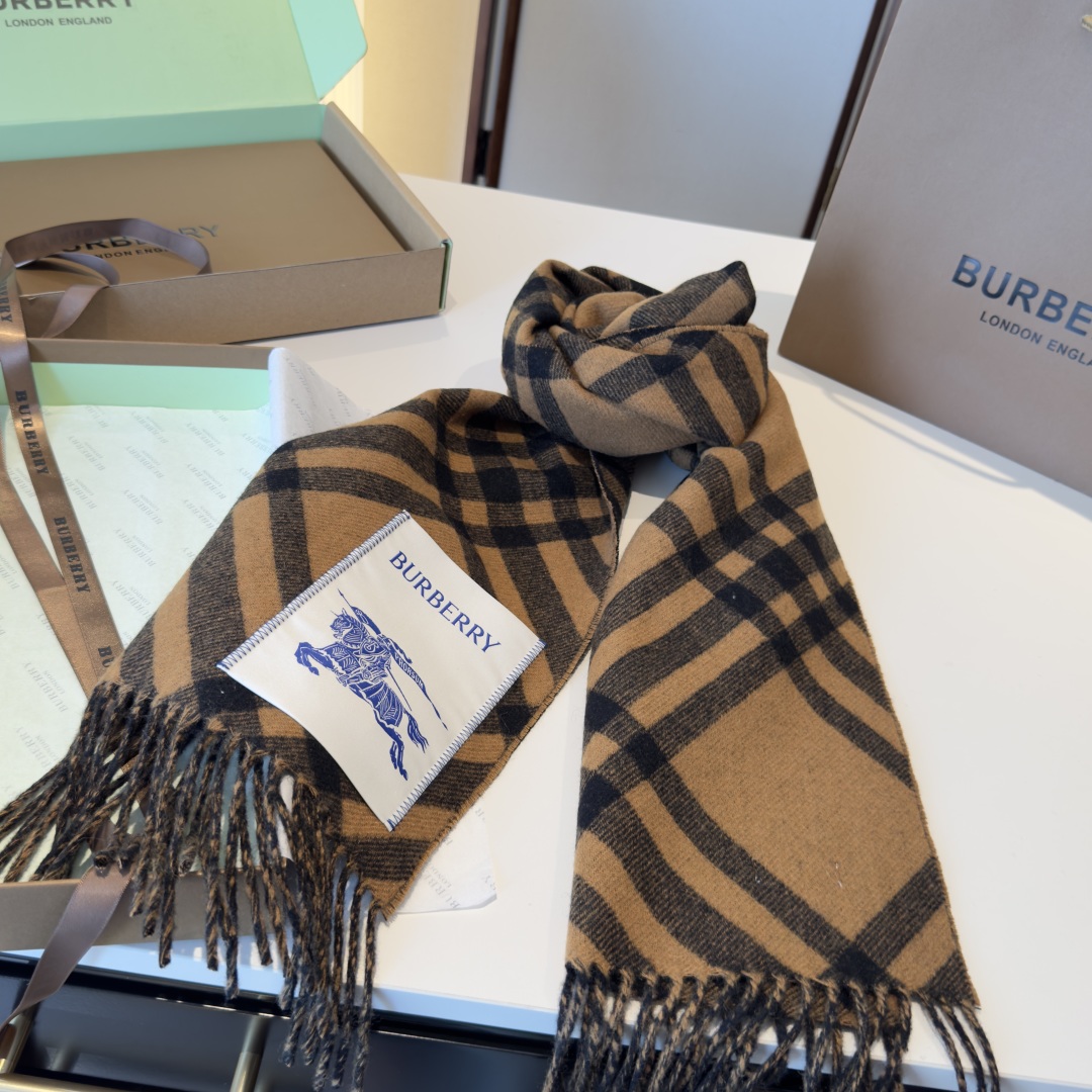 高品质 怒推走量新款🎊巴宝莉官网最新款💥 100%顶级双面山羊绒材质🔥非常保暖👑 柔软亲肤，不扎脖😍经典