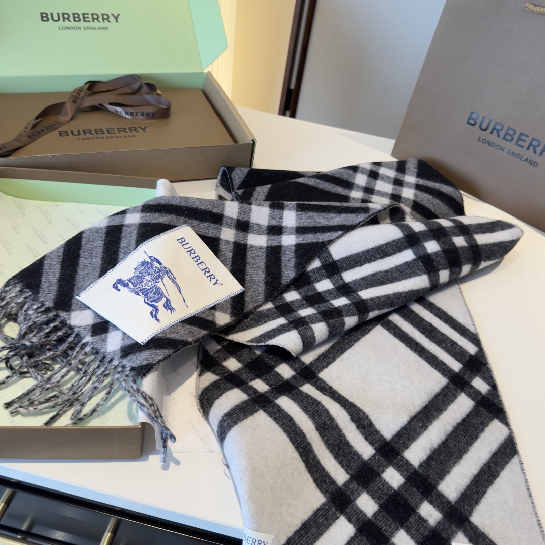 高品质 怒推走量新款🎊巴宝莉官网最新款💥 100%顶级双面山羊绒材质🔥非常保暖👑 柔软亲肤，不扎脖😍经典