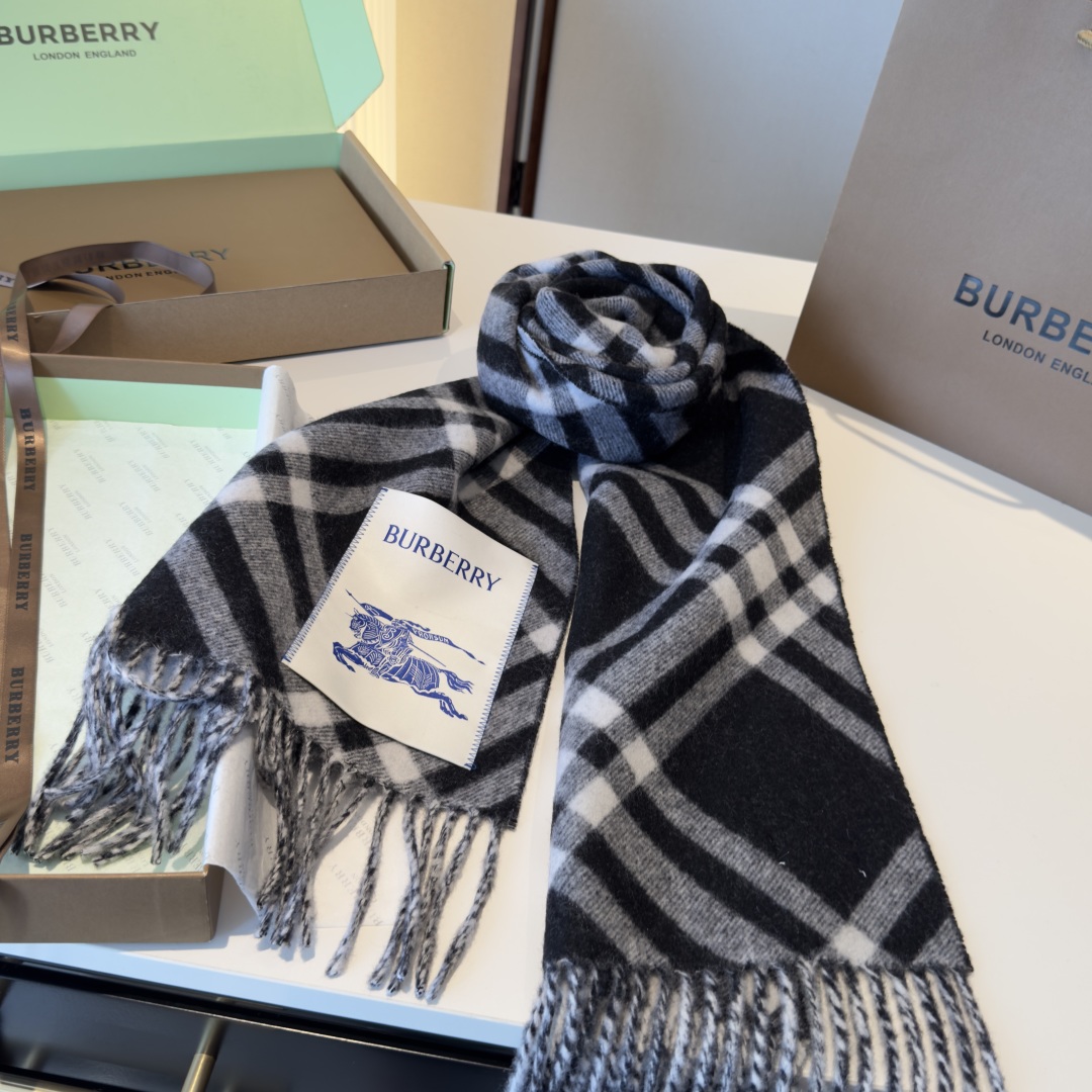 高品质 怒推走量新款🎊巴宝莉官网最新款💥 100%顶级双面山羊绒材质🔥非常保暖👑 柔软亲肤，不扎脖😍经典