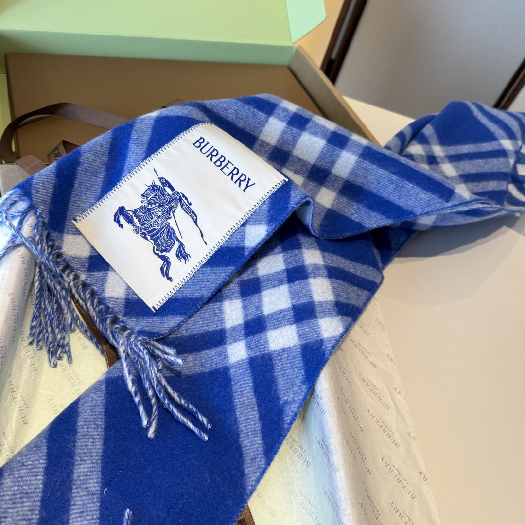 高品质 怒推走量新款🎊巴宝莉官网最新款💥 100%顶级双面山羊绒材质🔥非常保暖👑 柔软亲肤，不扎脖😍经典