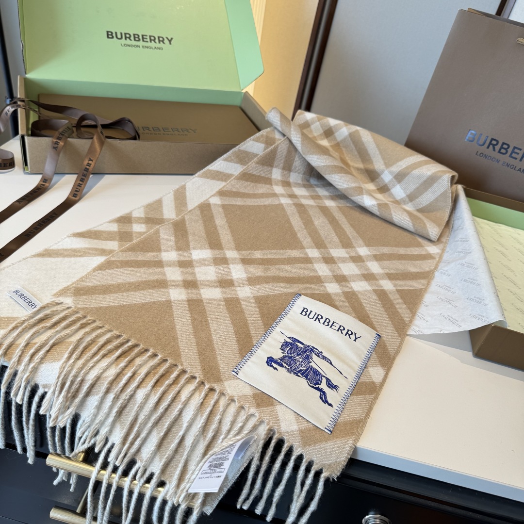 高品质 怒推走量新款🎊巴宝莉官网最新款💥 100%顶级双面山羊绒材质🔥非常保暖👑 柔软亲肤，不扎脖😍经典