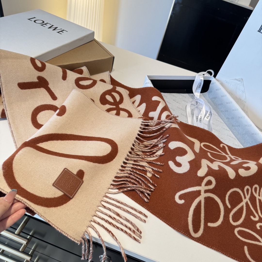 新色罗意威涂鸦款双面围巾，loewe超美新款围巾！超级推荐入手！超难买哦！原单品质好货，甩市场货N条街，