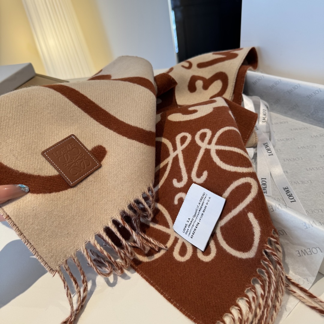 新色罗意威涂鸦款双面围巾，loewe超美新款围巾！超级推荐入手！超难买哦！原单品质好货，甩市场货N条街，