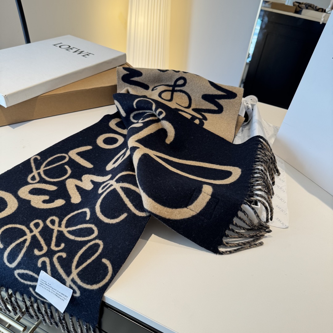罗意威涂鸦款双面围巾，loewe超美新款围巾！超级推荐入手！超难买哦！原单品质好货，甩市场货N条街，进出