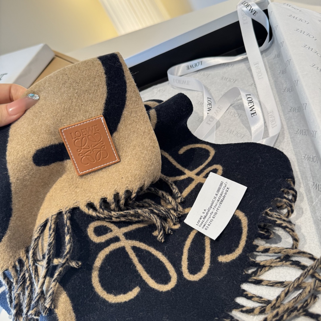 罗意威涂鸦款双面围巾，loewe超美新款围巾！超级推荐入手！超难买哦！原单品质好货，甩市场货N条街，进出
