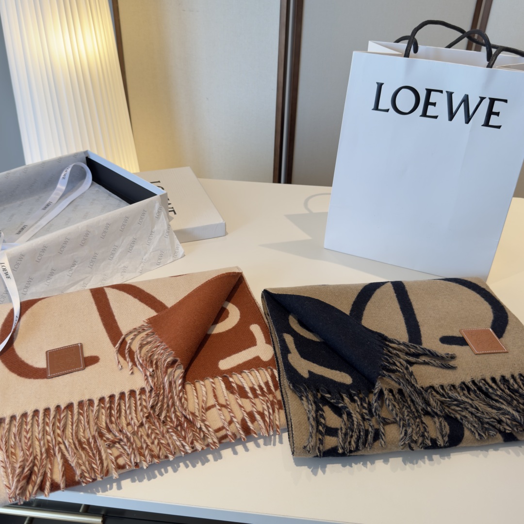 罗意威涂鸦款双面围巾，loewe超美新款围巾！超级推荐入手！超难买哦！原单品质好货，甩市场货N条街，进出