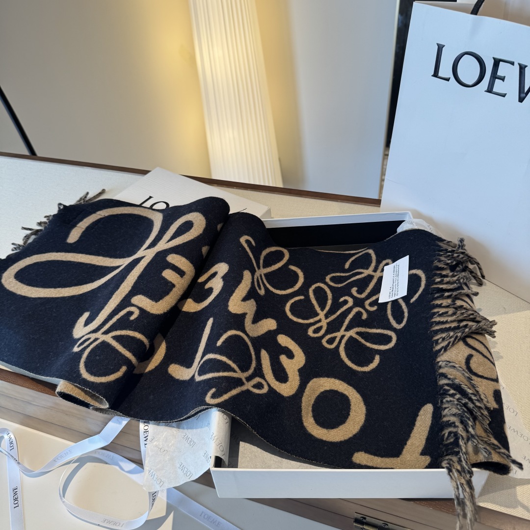 罗意威涂鸦款双面围巾，loewe超美新款围巾！超级推荐入手！超难买哦！原单品质好货，甩市场货N条街，进出