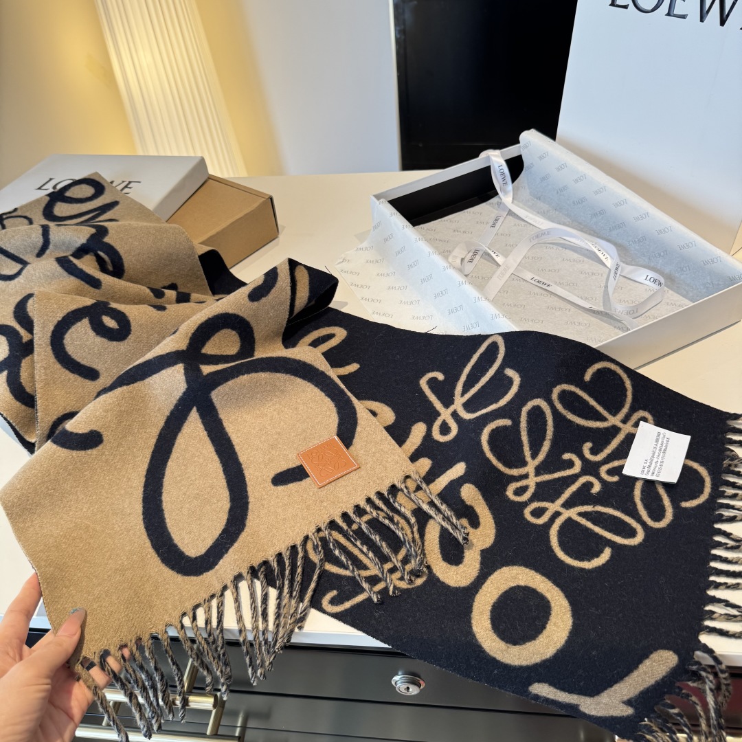 罗意威涂鸦款双面围巾，loewe超美新款围巾！超级推荐入手！超难买哦！原单品质好货，甩市场货N条街，进出