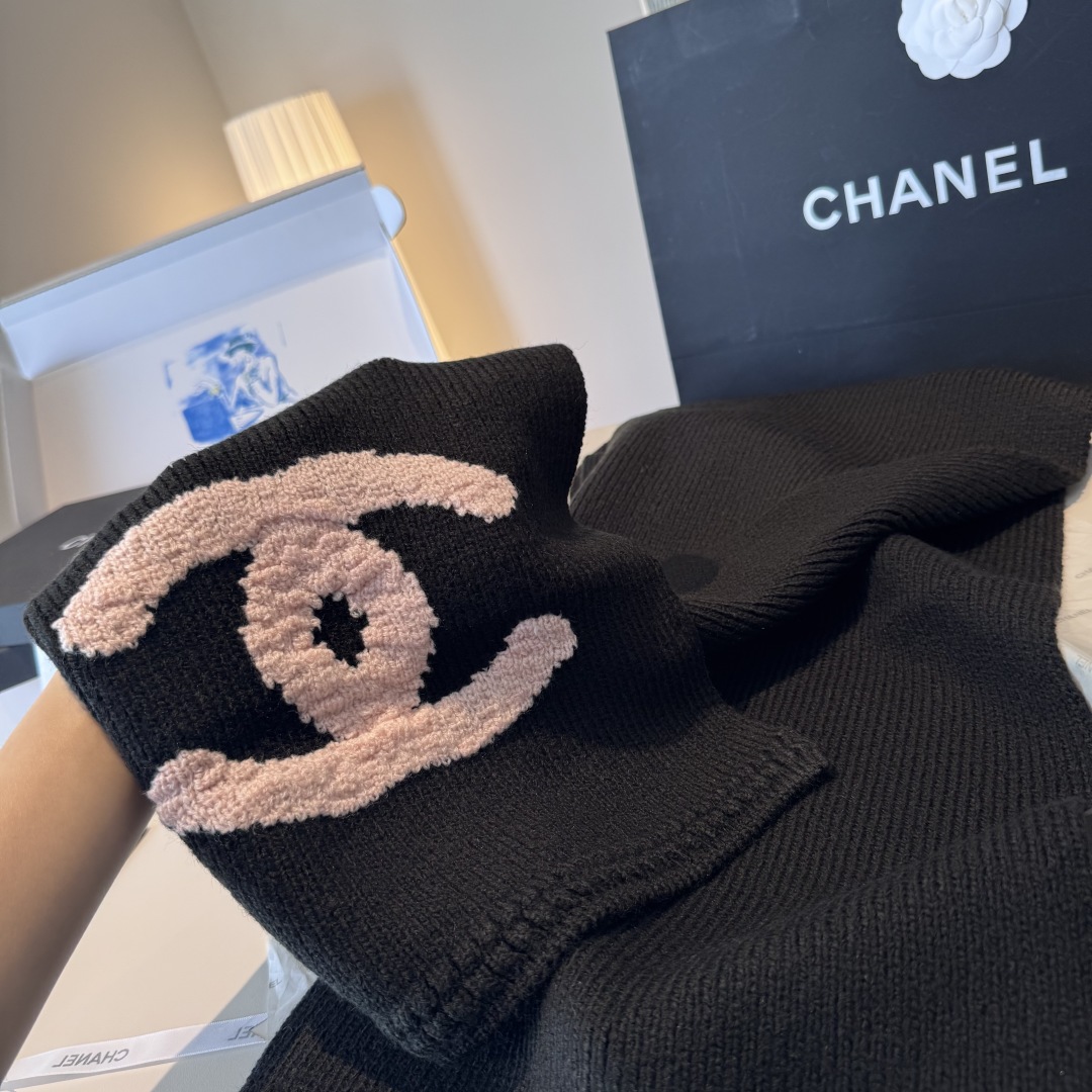 重磅推荐❗️CHA · 香奈儿秋冬新品 · 羊绒围巾❗️臻选上乘的山羊绒纤维，耗时耗力，再以清泉水浸泡涤