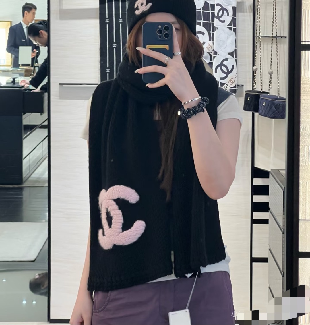重磅推荐❗️CHA · 香奈儿秋冬新品 · 羊绒围巾❗️臻选上乘的山羊绒纤维，耗时耗力，再以清泉水浸泡涤