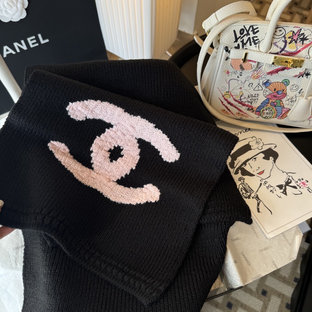重磅推荐❗️CHA · 香奈儿秋冬新品 · 羊绒围巾❗️臻选上乘的山羊绒纤维，耗时耗力，再以清泉水浸泡涤