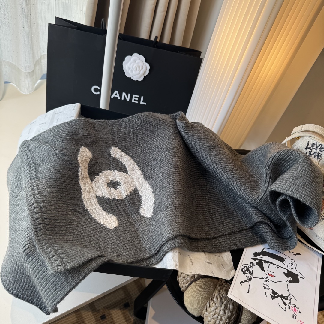 重磅推荐❗️CHA · 香奈儿秋冬新品 · 羊绒围巾❗️臻选上乘的山羊绒纤维，耗时耗力，再以清泉水浸泡涤