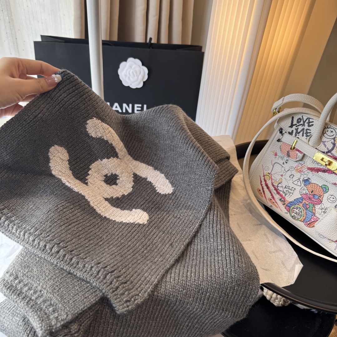重磅推荐❗️CHA · 香奈儿秋冬新品 · 羊绒围巾❗️臻选上乘的山羊绒纤维，耗时耗力，再以清泉水浸泡涤