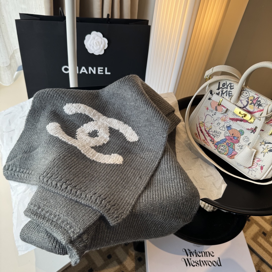 重磅推荐❗️CHA · 香奈儿秋冬新品 · 羊绒围巾❗️臻选上乘的山羊绒纤维，耗时耗力，再以清泉水浸泡涤