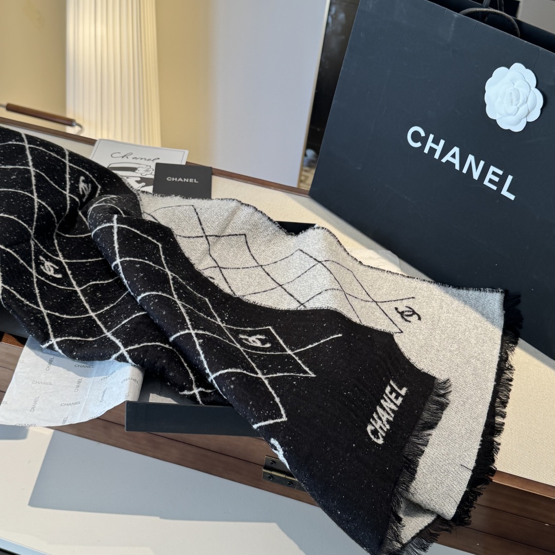 原单𝑪𝒉 菱格标志 45*200cm.100%山羊绒精选顶级山羊绒/绵羊毛/桑蚕丝，融合精湛工艺。触感细