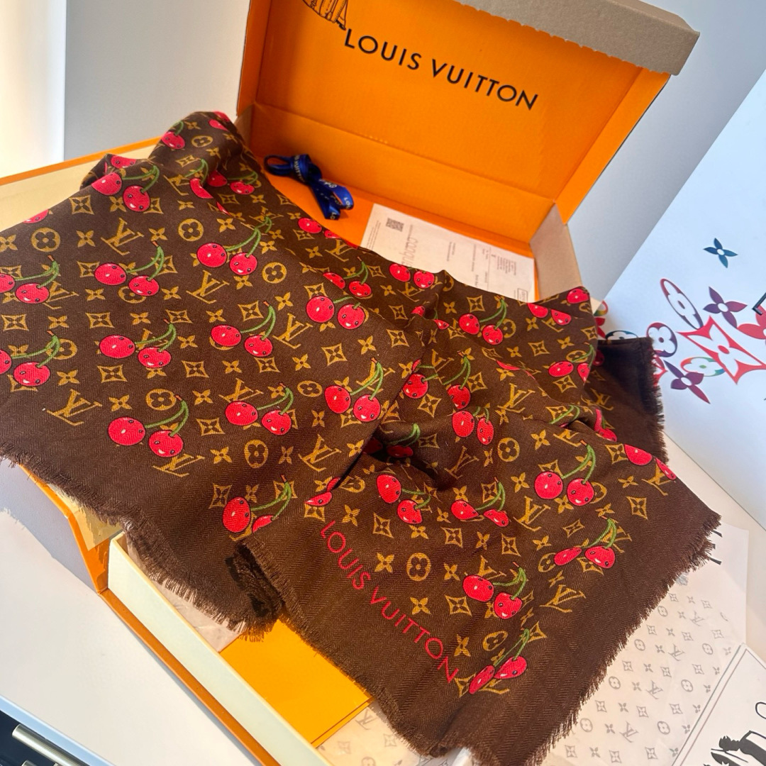 LV X TM MONOGRAMCERISE LV × TM Monogram Cerise 方巾出自路