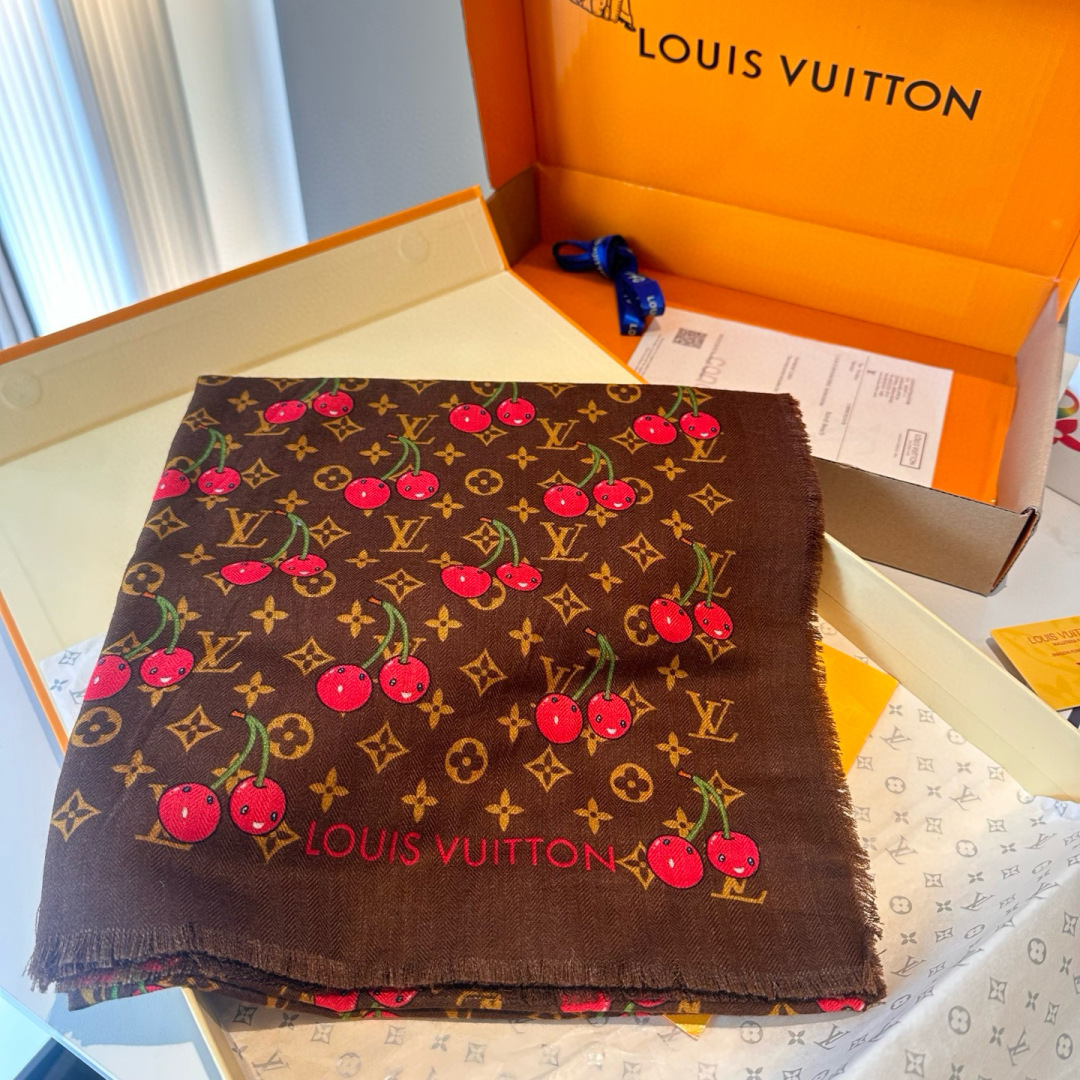 LV X TM MONOGRAMCERISE LV × TM Monogram Cerise 方巾出自路