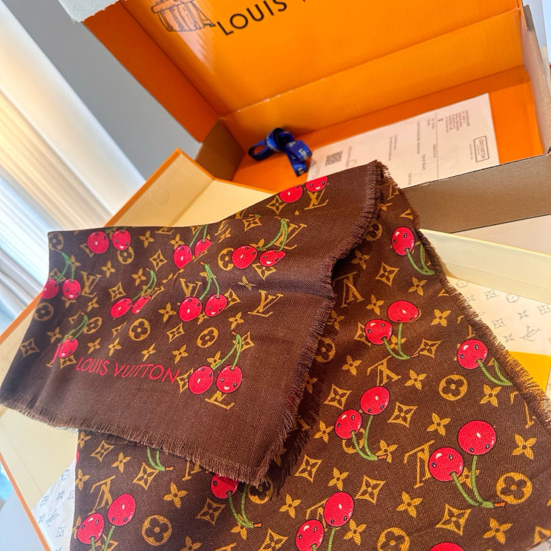 LV X TM MONOGRAMCERISE LV × TM Monogram Cerise 方巾出自路