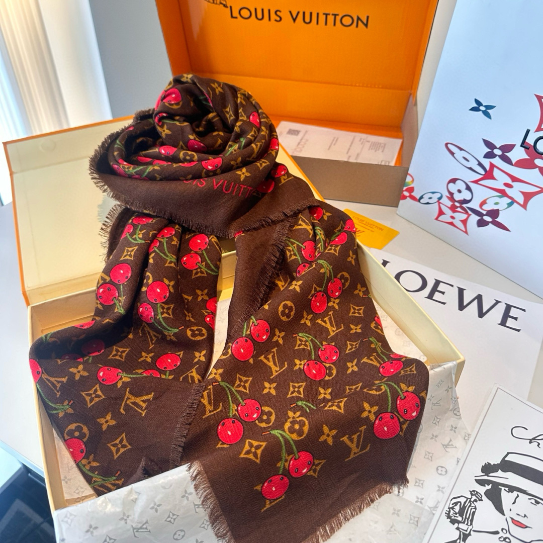 LV X TM MONOGRAMCERISE LV × TM Monogram Cerise 方巾出自路
