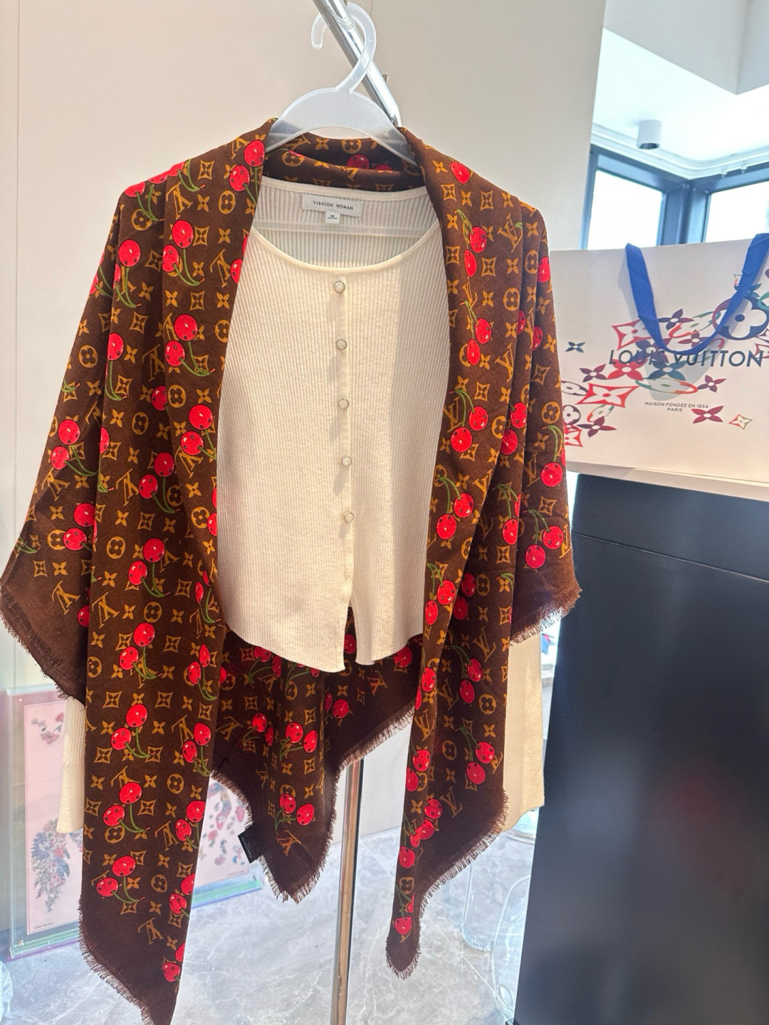 LV X TM MONOGRAMCERISE LV × TM Monogram Cerise 方巾出自路