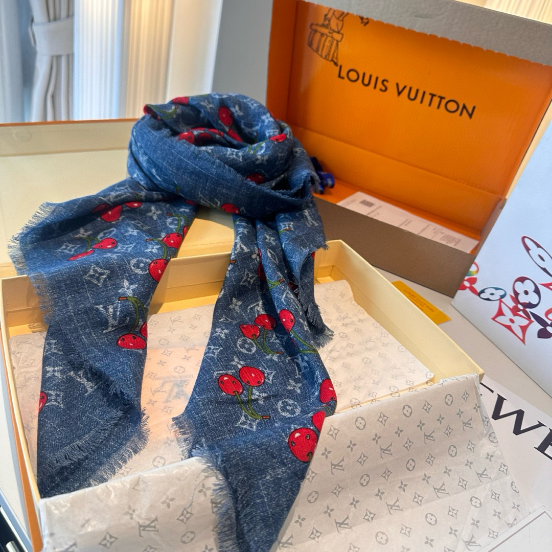 LV X TM MONOGRAMCERISE LV × TM Monogram Cerise 方巾出自路