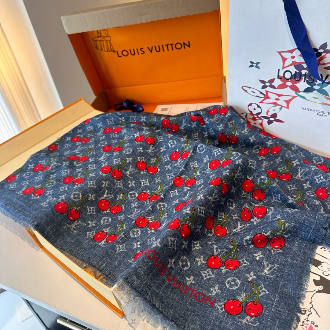 LV X TM MONOGRAMCERISE LV × TM Monogram Cerise 方巾出自路