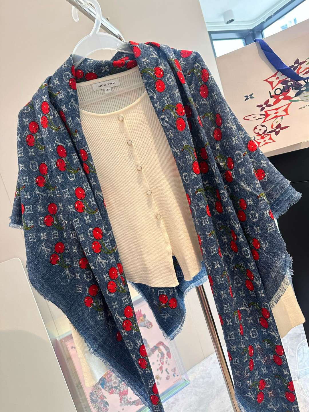 LV X TM MONOGRAMCERISE LV × TM Monogram Cerise 方巾出自路