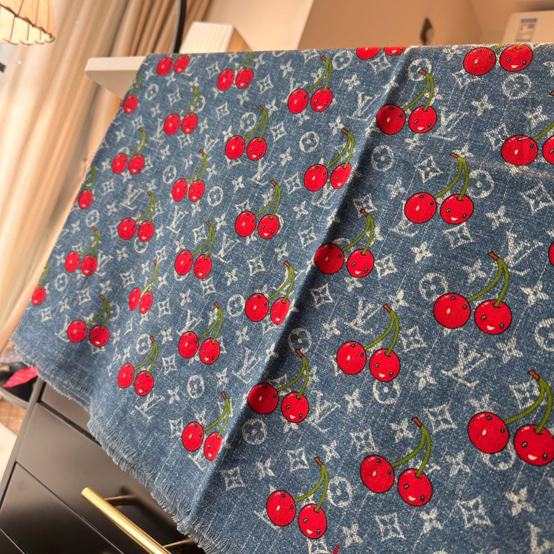 LV X TM MONOGRAMCERISE LV × TM Monogram Cerise 方巾出自路