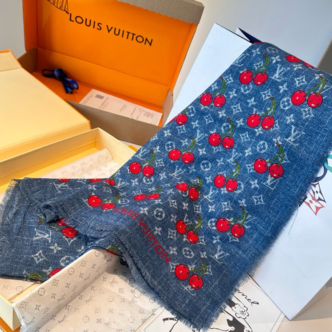 LV X TM MONOGRAMCERISE LV × TM Monogram Cerise 方巾出自路