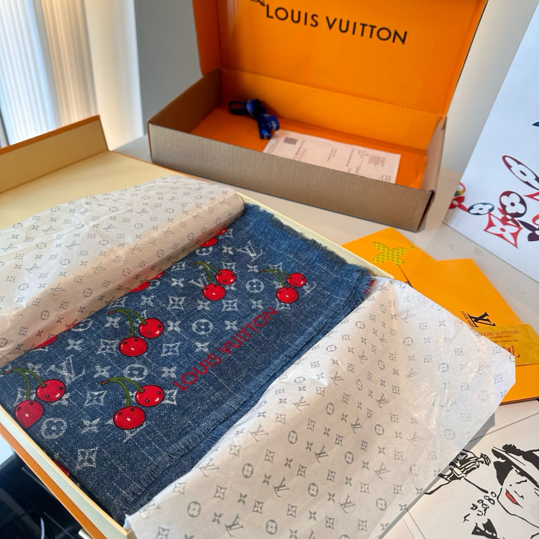 LV X TM MONOGRAMCERISE LV × TM Monogram Cerise 方巾出自路