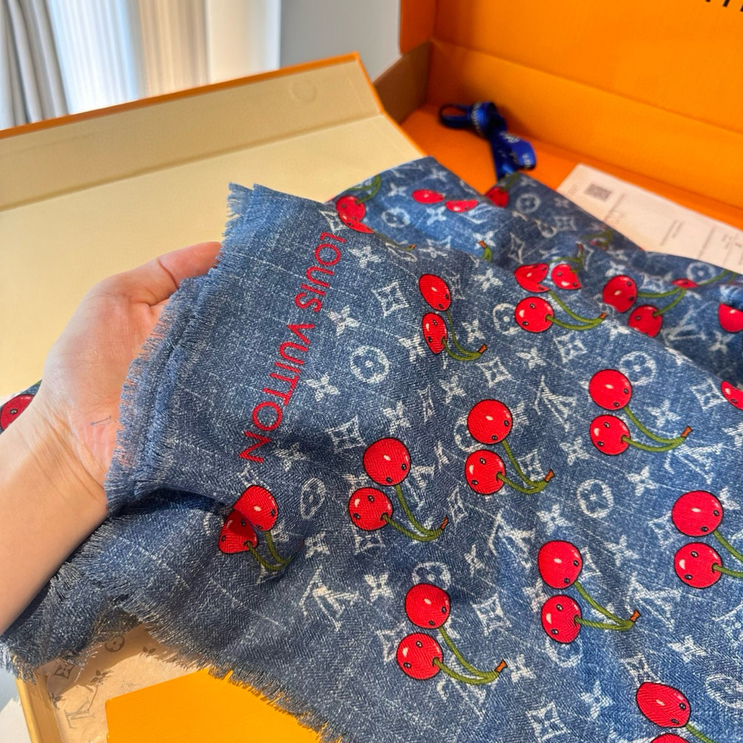 LV X TM MONOGRAMCERISE LV × TM Monogram Cerise 方巾出自路