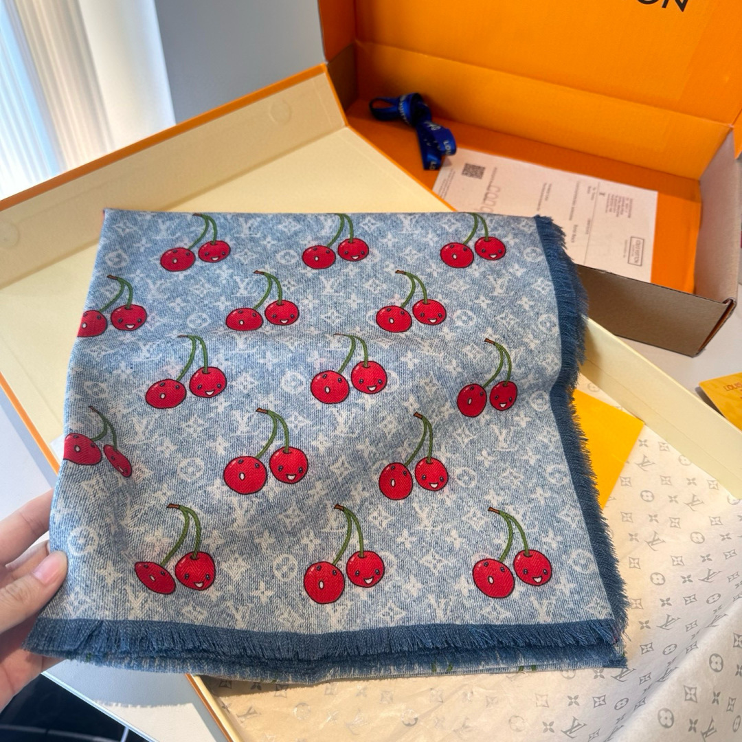 LV X TM MONOGRAMCERISE LV × TM Monogram Cerise 方巾出自路