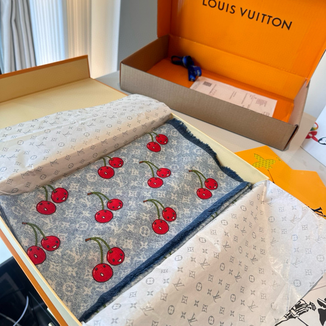 LV X TM MONOGRAMCERISE LV × TM Monogram Cerise 方巾出自路