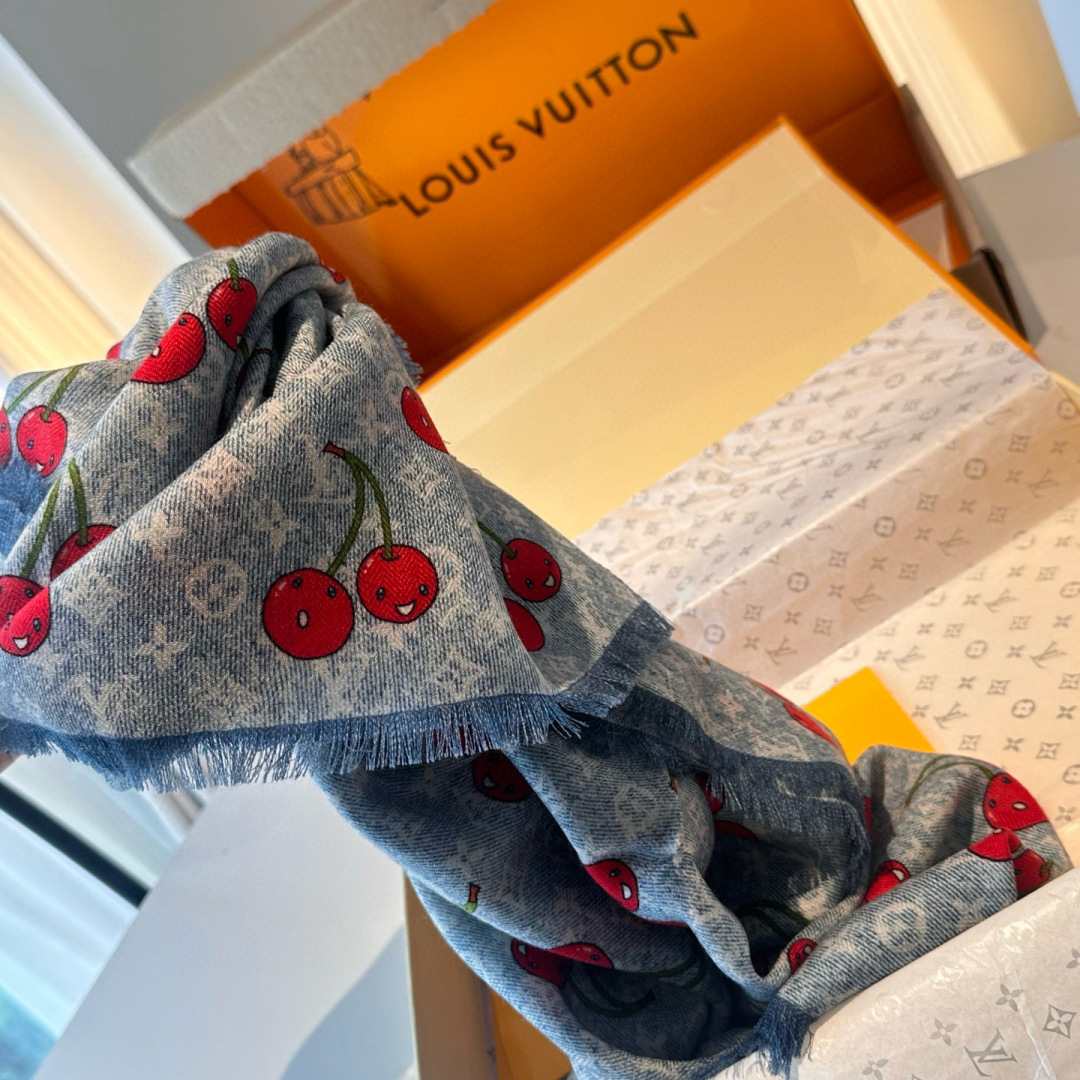 LV X TM MONOGRAMCERISE LV × TM Monogram Cerise 方巾出自路