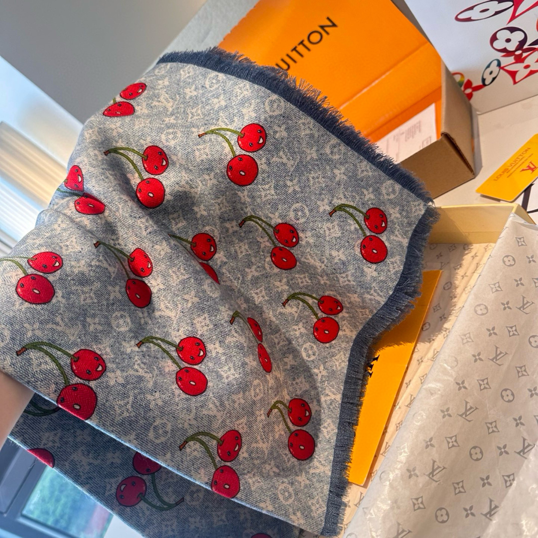 LV X TM MONOGRAMCERISE LV × TM Monogram Cerise 方巾出自路