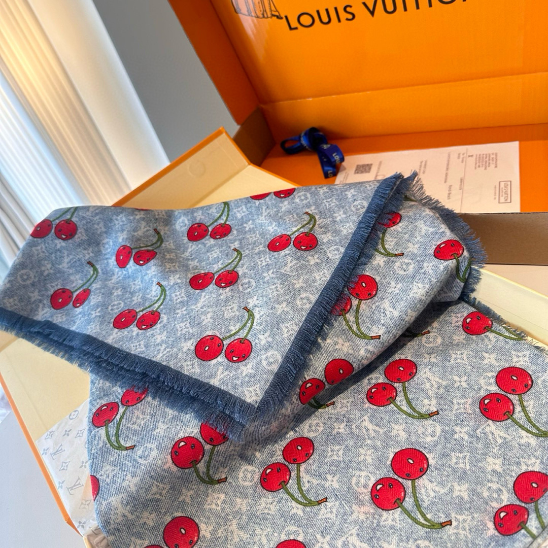 LV X TM MONOGRAMCERISE LV × TM Monogram Cerise 方巾出自路