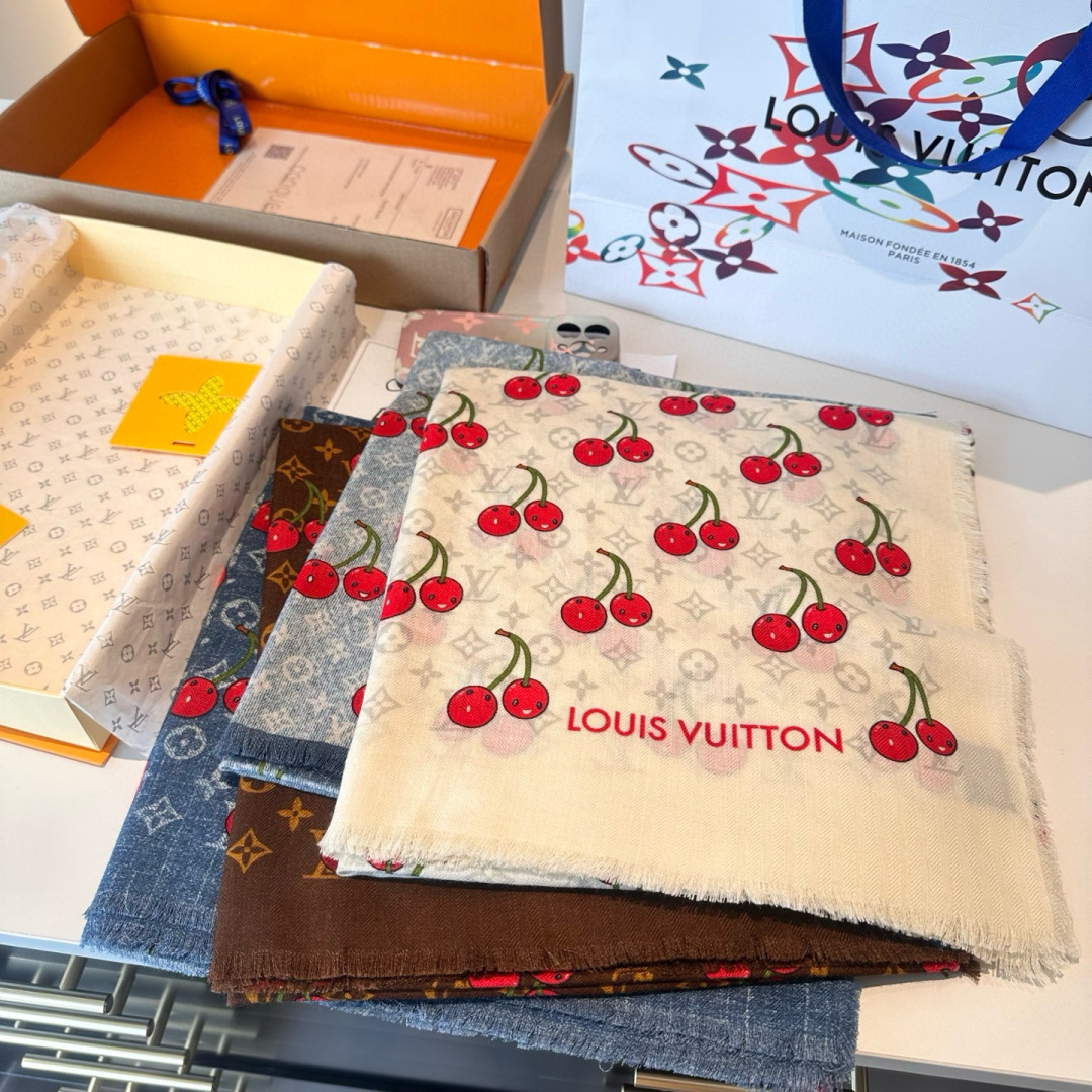 LV X TM MONOGRAMCERISE LV × TM Monogram Cerise 方巾出自路