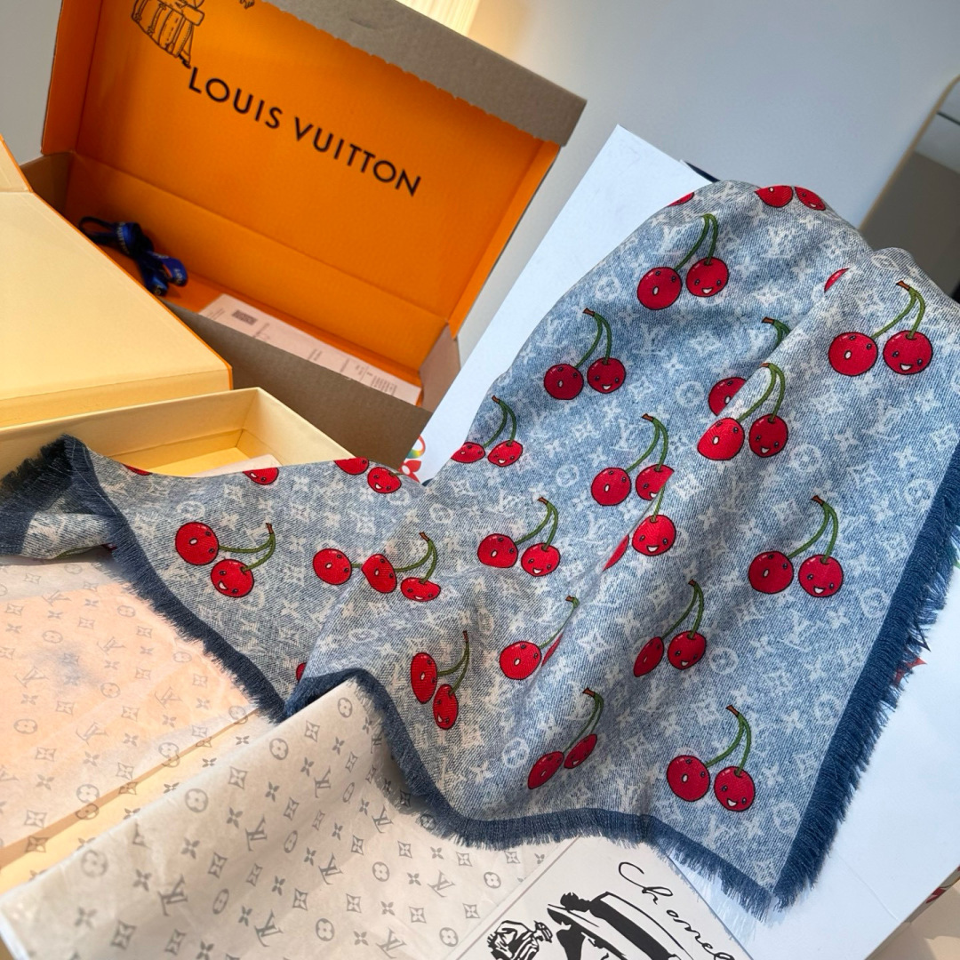 LV X TM MONOGRAMCERISE LV × TM Monogram Cerise 方巾出自路