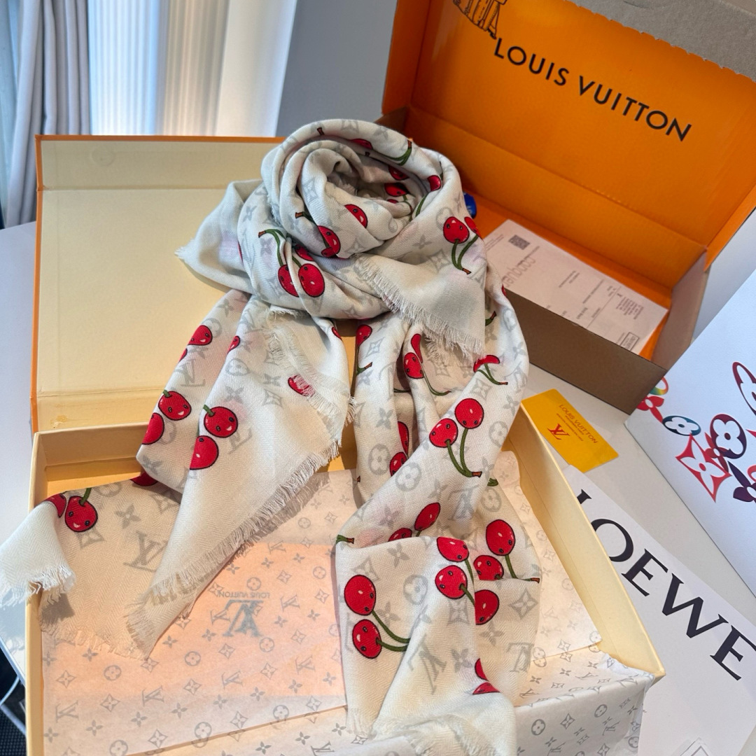 LV X TM MONOGRAMCERISE LV × TM Monogram Cerise 方巾出自路