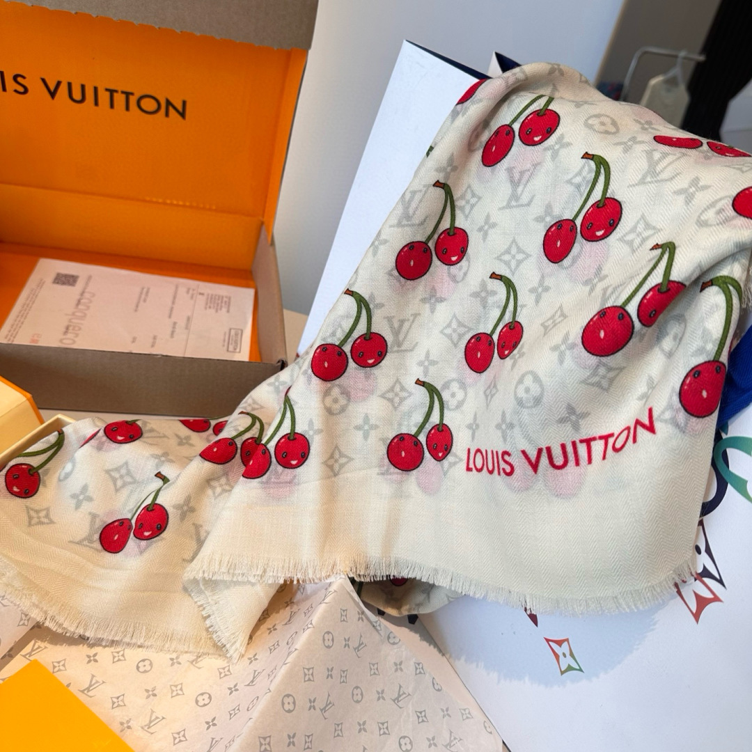 LV X TM MONOGRAMCERISE LV × TM Monogram Cerise 方巾出自路