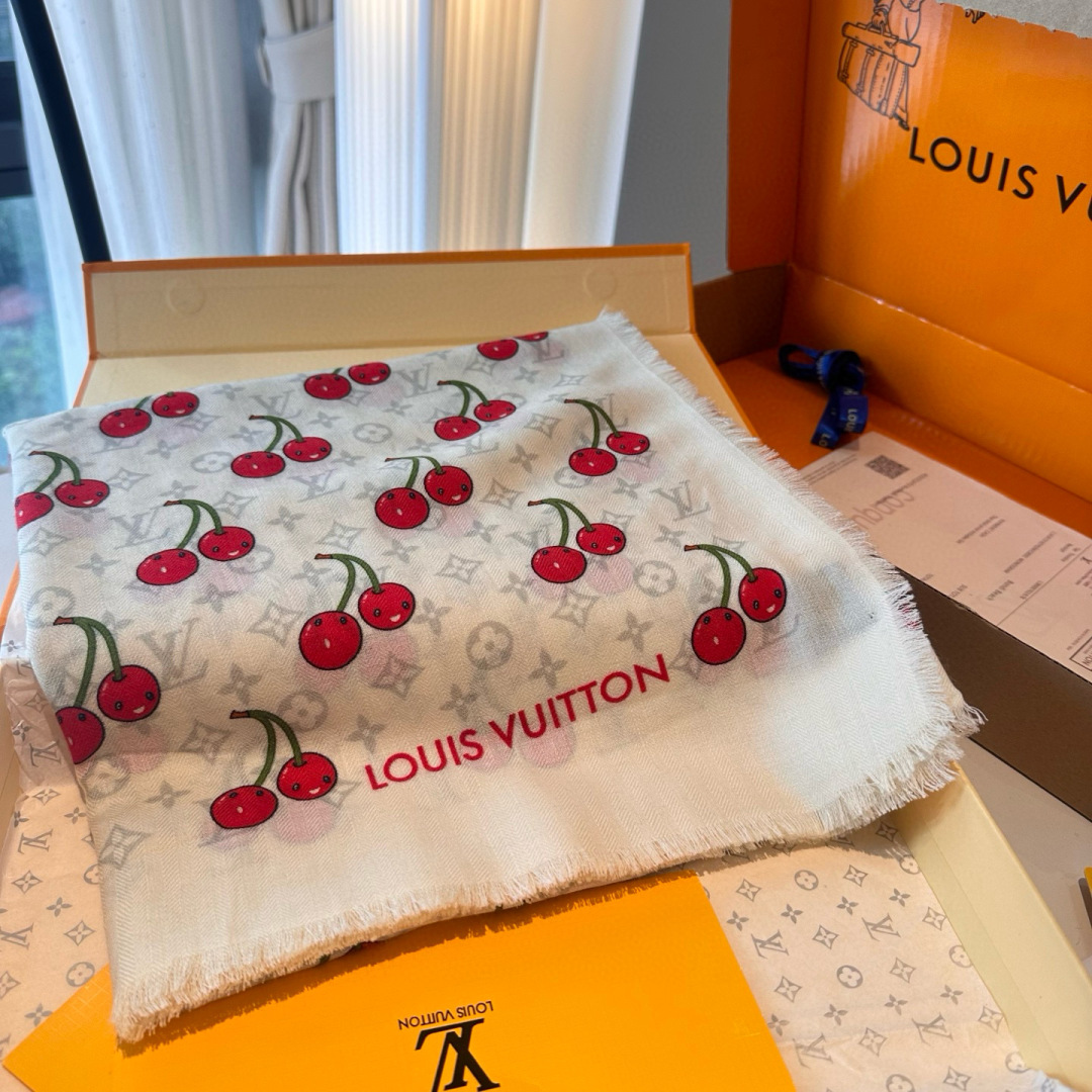 LV X TM MONOGRAMCERISE LV × TM Monogram Cerise 方巾出自路