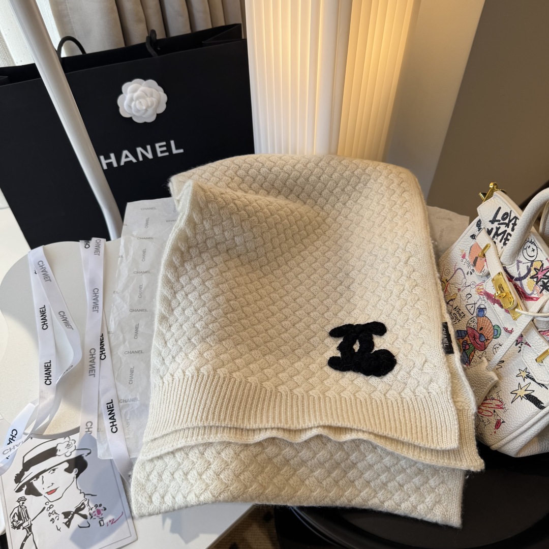 【香奶奶针织鳞片花纹羊绒围巾】以100%珍稀羊绒织就，30*180cm修长尺寸如云朵般轻盈环绕颈间。鳞片