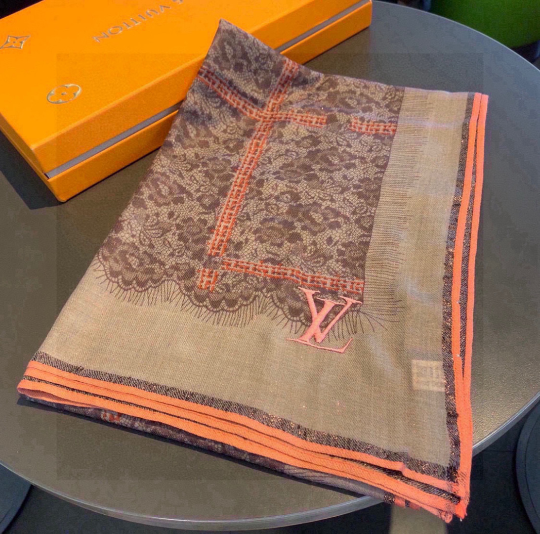 这款当之无愧的新款爆款，LV单品，四边金属框打造极致奢华的大牌风，纯色配以两大创造师的经典logo，低调