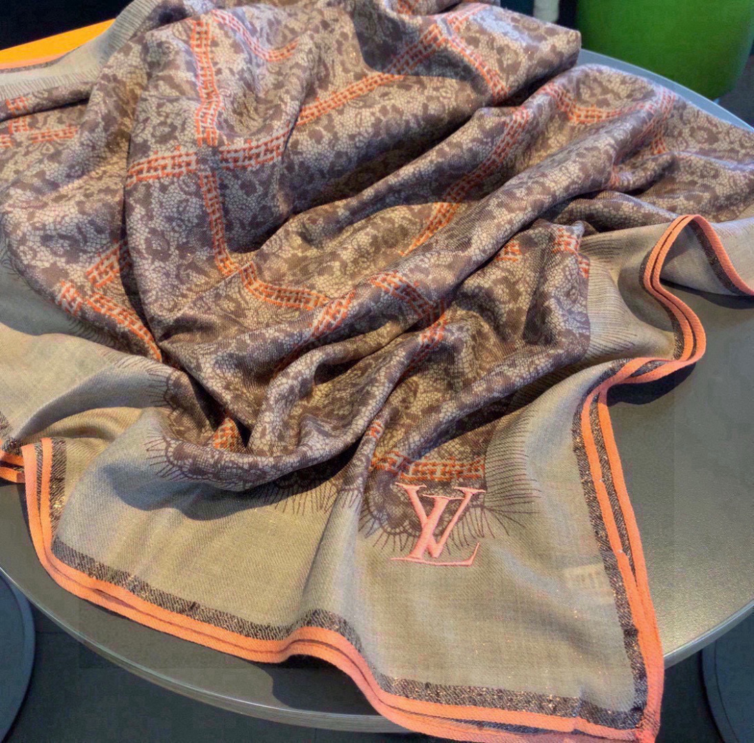 这款当之无愧的新款爆款，LV单品，四边金属框打造极致奢华的大牌风，纯色配以两大创造师的经典logo，低调