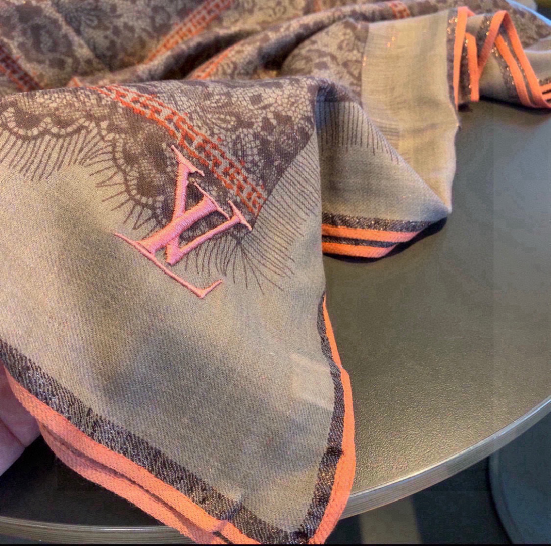 这款当之无愧的新款爆款，LV单品，四边金属框打造极致奢华的大牌风，纯色配以两大创造师的经典logo，低调