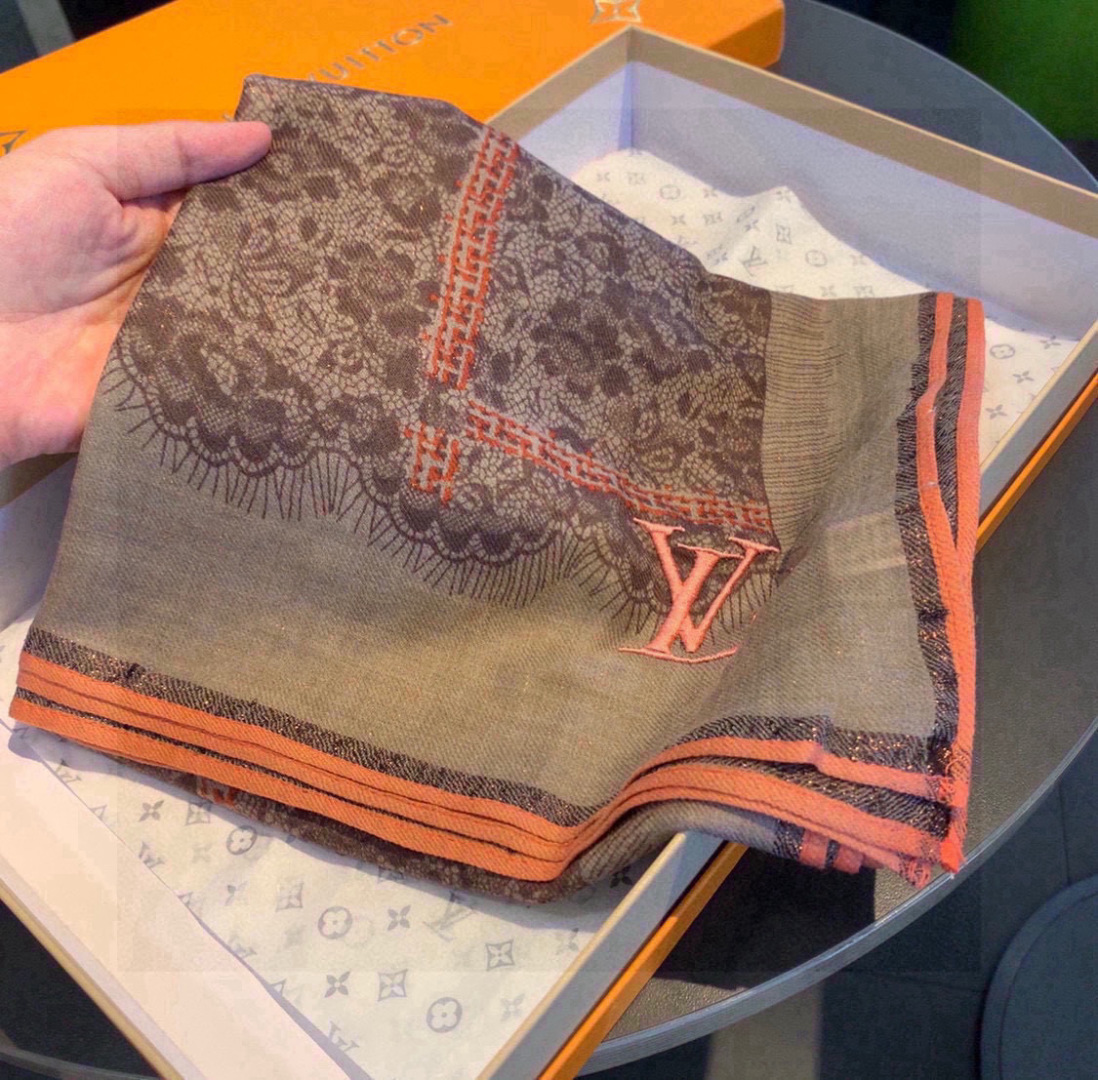 这款当之无愧的新款爆款，LV单品，四边金属框打造极致奢华的大牌风，纯色配以两大创造师的经典logo，低调