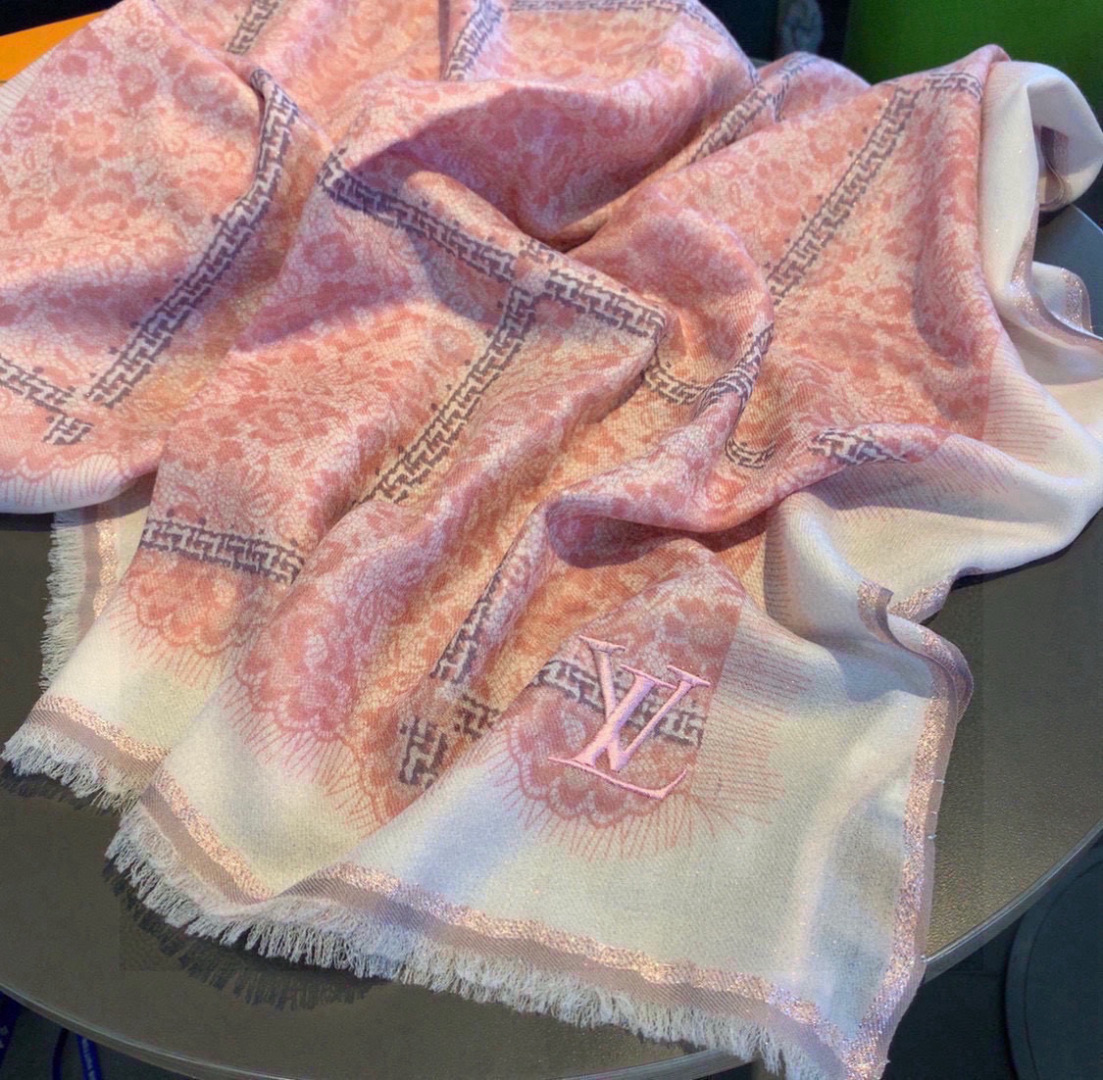 这款当之无愧的新款爆款，LV单品，四边金属框打造极致奢华的大牌风，纯色配以两大创造师的经典logo，低调