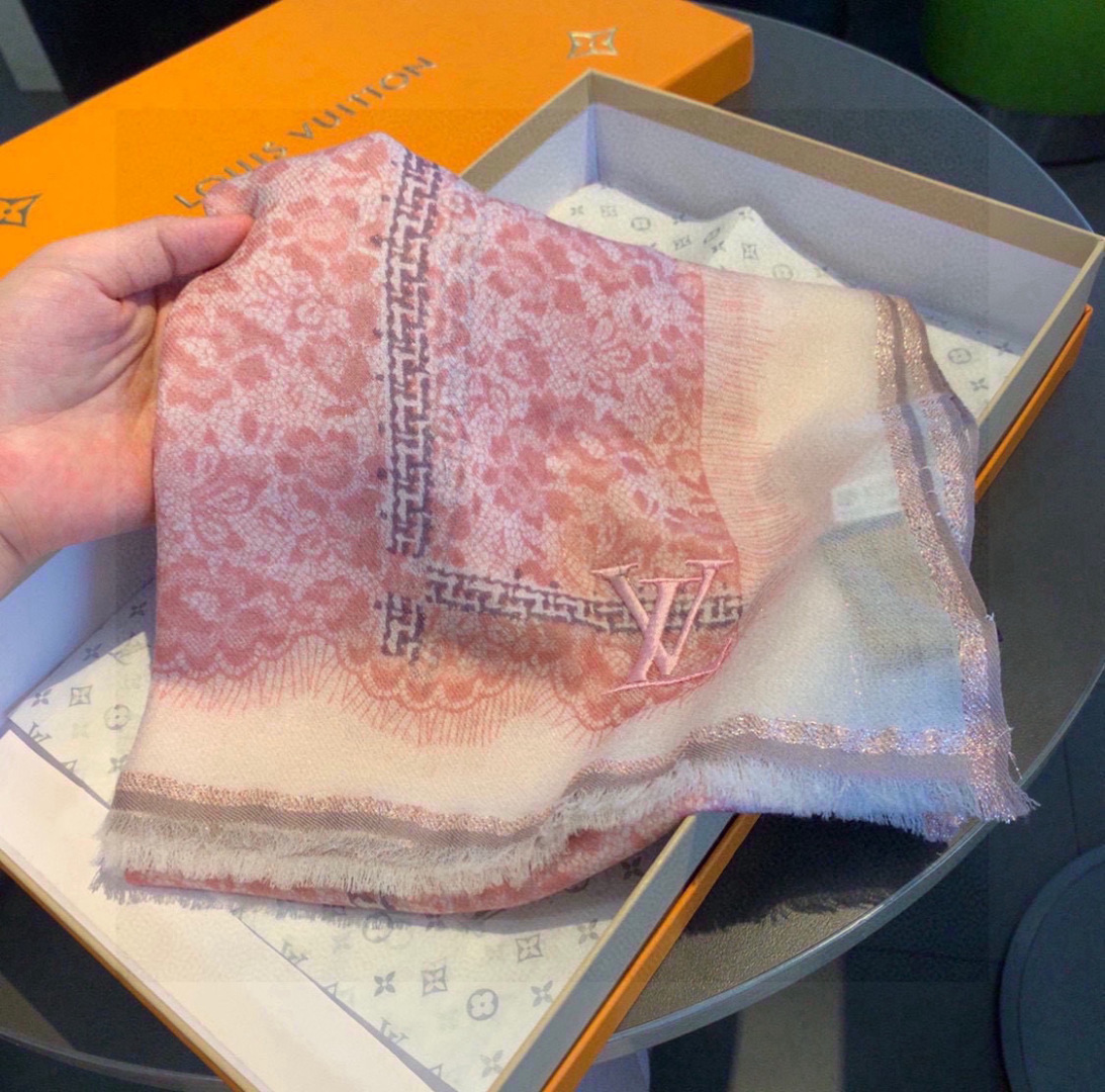 这款当之无愧的新款爆款，LV单品，四边金属框打造极致奢华的大牌风，纯色配以两大创造师的经典logo，低调