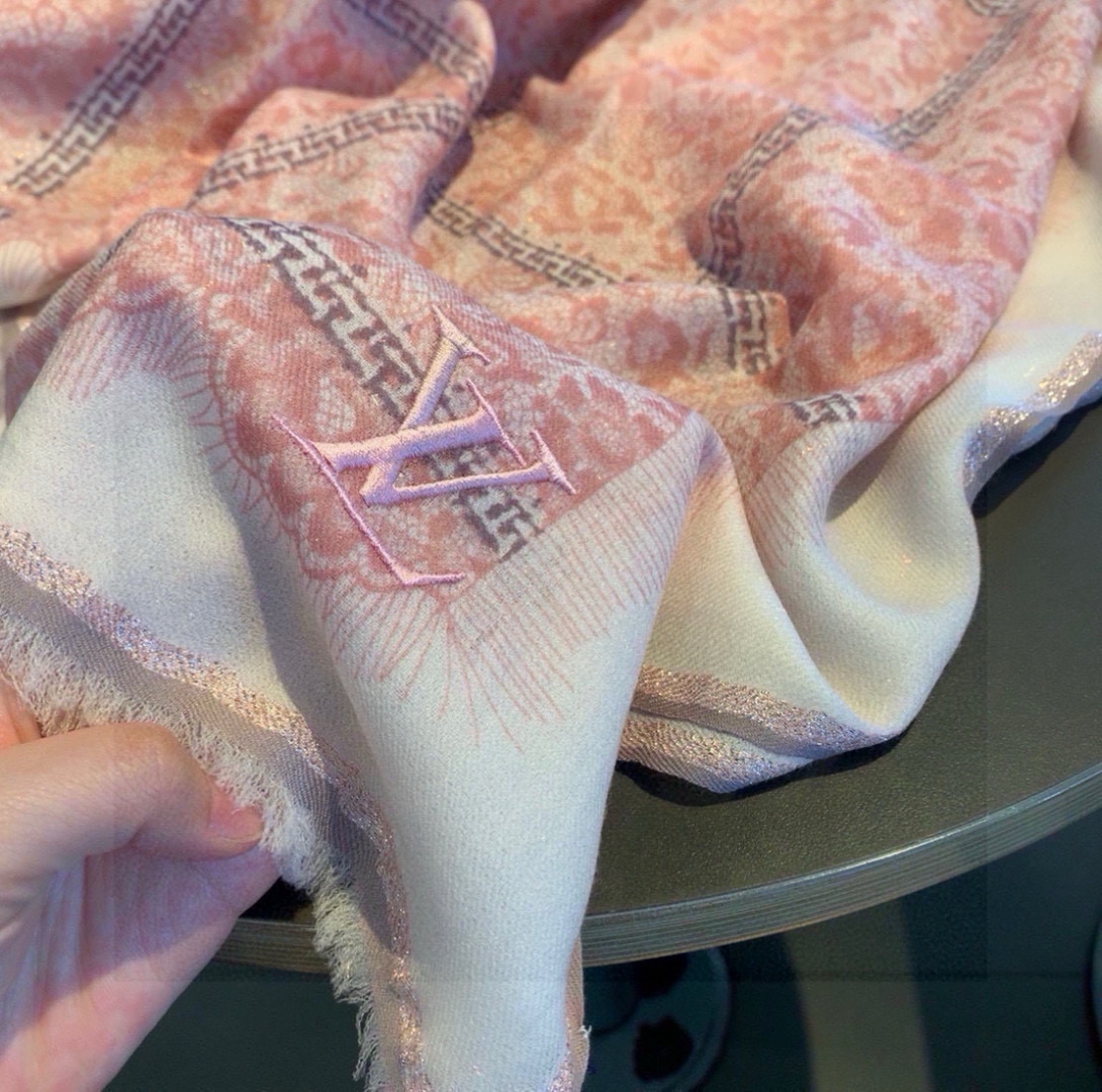 这款当之无愧的新款爆款，LV单品，四边金属框打造极致奢华的大牌风，纯色配以两大创造师的经典logo，低调